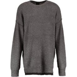 Swetry klasyczne męskie: Mennace DROP SHOULDER DISTRESSED CREW Sweter charcoal