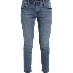 Boyfriendy damskie: GAP GIRLFRIEND AUTHENTIC Jeansy Relaxed Fit authentic medium