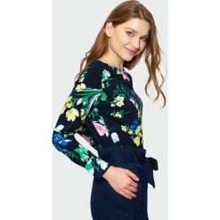 Wiskozowa bluzka z kwiatowym nadrukiem. Szare bluzki damskie Greenpoint, z nadrukiem, z wiskozy, bez kołnierzyka, bez rękawów. Za 49,99 zł.