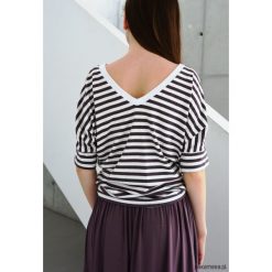 Bluzka Dusty Stripes. Brązowe bluzki damskie Pakamera, w paski, z dzianiny, z dekoltem w serek, bez rękawów. Za 139,00 zł.