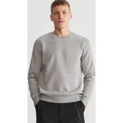 Gładka bluza - Jasny szar. Szare bluzy męskie Reserved, s, bez wzorów, bez kołnierzyka, bez rękawów, bez kaptura. Za 79,99 zł.