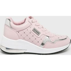 Guess Jeans - Buty Janetta. Białe buty sportowe damskie Guess Jeans, z aplikacjami, z jeansu, sportowe. Za 629,90 zł.