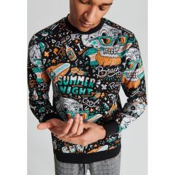 Bluza z grafiką by Guacala - Czarny. Czarne bluzy męskie Cropp, s, bez wzorów, bez kołnierzyka, bez rękawów, bez kaptura. Za 99,99 zł.