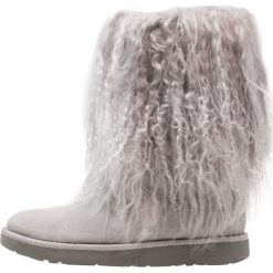 UGG LIDA Kozaki seal. Szare kowbojki damskie Ugg, z futra. W wyprzedaży za 1154,30 zł.
