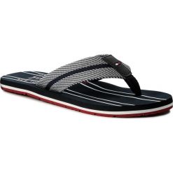 Japonki TOMMY HILFIGER - Stripes Print Th Beach Sandal FM0FM01499 Midnight 403. Niebieskie klapki męskie TOMMY HILFIGER, bez wzorów, ze skóry. W wyprzedaży za 119,00 zł.