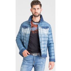 KURTKA PIKOWANA GUESS NIEBIESKI JEANS. Niebieskie płaszcze męskie Guess, s, z aplikacjami, z jeansu, bez kaptura. Za 384,50 zł.