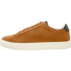 Kurt Geiger DONNIE Sneakersy niskie tan. Pomarańczowe sneakersy męskie marki Kurt Geiger, bez wzorów, z weluru, bez zapięcia. Za 609,00 zł.