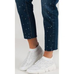 TEKSTYLNE BUTY SPORTOWE Z KRYSZTAŁKAMI. Czarne buty sportowe damskie Merg, bez wzorów, bez zapięcia. Za 89,90 zł.