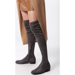 Ciemnoszare Kozaki Lady In Grey. Szare kozaki damskie Born2be, bez obcasa, na płaskiej podeszwie, bez zapięcia. W wyprzedaży za 89,99 zł.