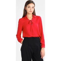 Bluzki asymetryczne: Cortefiel VNECK BLOUSE WITH EYELETS DETAIL Bluzka red