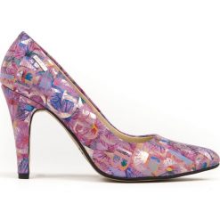 Kwiatowe czółenka na szpilce - skóra naturalna - model 035 - kolor fioletowe kwiaty. Fioletowe czółenka damskie Zapato, na imprezę, z nadrukiem, ze skóry, na wysokim obcasie, na obcasie. W wyprzedaży za 287,10 zł.
