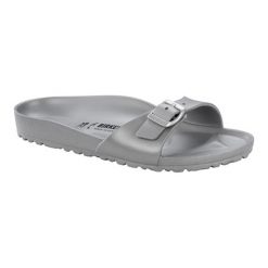 Klapki w kolorze srebrnym. Klapki damskie Birkenstock. W wyprzedaży za 94,95 zł.