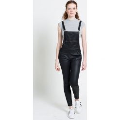 Review - Jeansy. Czarne jeansy damskie marki Review, z obniżonym stanem. W wyprzedaży za 119,90 zł.