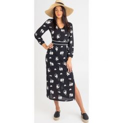 SUKIENKA armani exchange. Czarne sukienki damskie Armani Exchange, na co dzień, xs, z aplikacjami, z materiału, z włoskim kołnierzykiem, bez rękawów, maxi, proste. Za 749,00 zł.