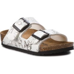 Klapki BIRKENSTOCK - Arizona Kids 1010471 Mickey Heritage Black/White. Białe sandały chłopięce marki Birkenstock, ze skóry ekologicznej, bez zapięcia. W wyprzedaży za 179,00 zł.