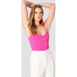 NA-KD Basic Koszulka z dekoltem V Basic - Pink. Różowe koszulki damskie marki NA-KD Basic, bez wzorów, bez kołnierzyka, bez rękawów. W wyprzedaży za 22,40 zł.