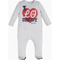 Pajacyk Z Nadrukiem Z Przodu. Czerwone body niemowlęce Guess Kids, z nadrukiem, z bawełny, z długim rękawem. Za 58,00 zł.