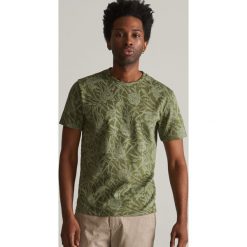 T-shirt ze strukturalnym nadrukiem - Zielony. Zielone t-shirty męskie Reserved, s, z nadrukiem, bez kołnierzyka. Za 79,99 zł.