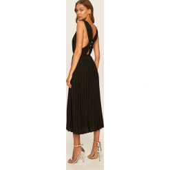 Marciano Guess - Sukienka. Czarne sukienki damskie MARCIANO GUESS, z aplikacjami, z poliesteru, bez kołnierzyka, bez rękawów, midi, rozkloszowane. W wyprzedaży za 524,93 zł.