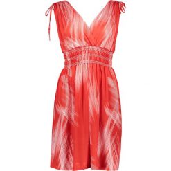 Sukienka w kolorze czerwonym. Czerwone sukienki damskie SUNSHINE, na co dzień, bez wzorów, bez kołnierzyka, bez rękawów, mini, proste. W wyprzedaży za 65,95 zł.