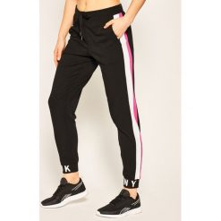Spodnie dresowe DKNY YI2722410. Czarne spodnie damskie DKNY, l, z elastanu. Za 319,00 zł.