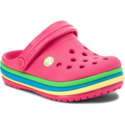 Klapki CROCS - Cb Rainbow Band Clog K 205205 Paradise Pink. Różowe sandały dziewczęce Crocs, z tworzywa sztucznego, bez zapięcia. W wyprzedaży za 129,00 zł.