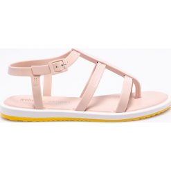 Melissa - Sandały Caribe Verao. Różowe klapki damskie marki Melissa, bez wzorów, z gumy, bez obcasa, na szpilce. W wyprzedaży za 199,90 zł.