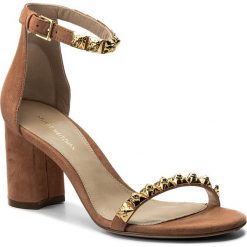 Sandały STUART WEITZMAN - 75Rosemarie XL17425 Ballet Luxe Suede. Pomarańczowe klapki damskie marki Stuart Weitzman, bez wzorów, ze skóry, bez obcasa, na obcasie. W wyprzedaży za 1369,00 zł.