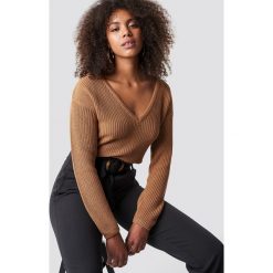 NA-KD Sweter z głębokim dekoltem V - Brown. Brązowe swetry klasyczne damskie NA-KD, dekolt w kształcie v. Za 121,95 zł.