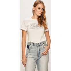 Calvin Klein Jeans - T-shirt. Białe bluzki damskie Calvin Klein Jeans, s, z nadrukiem, z bawełny, casualowe, z okrągłym kołnierzem, z krótkim rękawem. W wyprzedaży za 139,90 zł.
