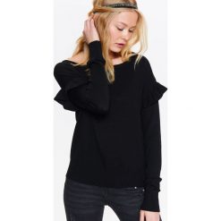 Sweter długi rękaw damski z falbankami. Czarne swetry damskie Top Secret, na lato, bez wzorów, z dzianiny, eleganckie, z długim rękawem, długie, bez kaptura. W wyprzedaży za 39,99 zł.