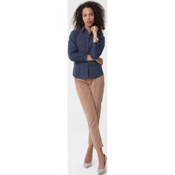 Granatowa Koszula Likeness. Niebieskie bluzki damskie Born2be, xl, w grochy, z materiału, z kontrastowym kołnierzykiem, bez rękawów. Za 59,99 zł.