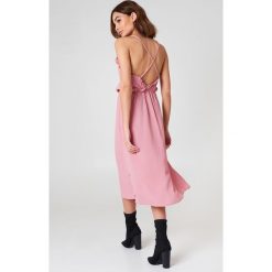 NA-KD Boho Sukienka midi z odkrytymi plecami - Pink. Różowe sukienki NA-KD Boho, boho, z falbankami, midi. W wyprzedaży za 48,59 zł.