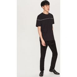 T-shirt z kontrastową lamówką - Czarny. Czarne t-shirty damskie Reserved, s, bez wzorów, z kontrastowym kołnierzykiem. Za 39,99 zł.