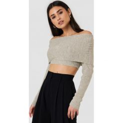 NA-KD Krótki sweter z wywijanym dekoltem - Beige. Brązowe bez kategorii marki NA-KD, w prążki, z dzianiny. W wyprzedaży za 40,47 zł.