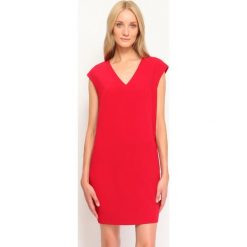 Sukienka damska gładka. Czerwone sukienki damskie Top Secret, na co dzień, bez wzorów, eleganckie, z dekoltem w serek, z krótkim rękawem, krótkie, mini, proste. W wyprzedaży za 69,99 zł.
