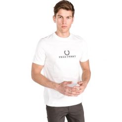 Fred Perry Koszulka Biały. Białe podkoszulki męskie Fred Perry, xl, z haftami, z bawełny, bez kołnierzyka, krótkie. Za 221,95 zł.