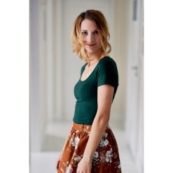 Bluzka Urania butelkowa zieleń z krótkim rękawem 32/34. Czarne bluzki damskie marki Marie Zélie, s, w paski, z elastanu, bez kołnierzyka, z krótkim rękawem. W wyprzedaży za 69,60 zł.