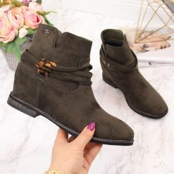 Botki na krytym koturnie z ozdobą ocieplane khaki T.Sokolski - khaki. Brązowe botki damskie T. Sokolski, bez obcasa, na koturnie, bez zapięcia. Za 139,99 zł.