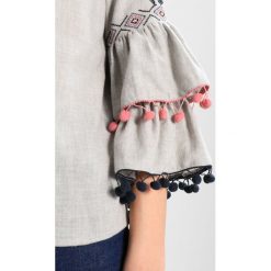 Bluzki damskie: Mint Velvet CONTRAST POM POM BLOUSE Bluzka light grey