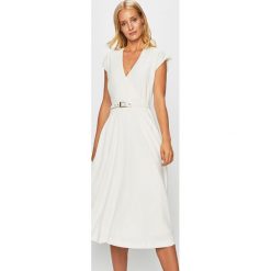 Marciano Guess - Sukienka. Białe sukienki damskie MARCIANO GUESS, na co dzień, w paski, z elastanu, casualowe, bez kołnierzyka, bez rękawów, rozkloszowane. W wyprzedaży za 579,90 zł.