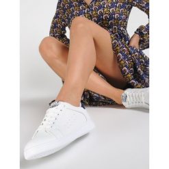 Biało-Niebieske Trampki Tune of Love. Białe buty sportowe damskie Renee, z napisami, na sznurówki. Za 79,99 zł.
