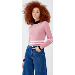 Krótki sweter z okrągłym dekoltem. Różowe swetry klasyczne damskie marki Pull&Bear, z okrągłym kołnierzem. Za 59,90 zł.