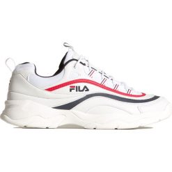 Buty FILA RAY LOW. Białe buty sportowe męskie Fila, ze skóry, bez zapięcia. W wyprzedaży za 314,00 zł.