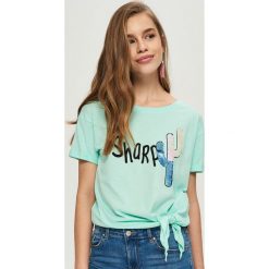 T-shirty damskie: T-shirt z cekinową aplikacją – Turkusowy
