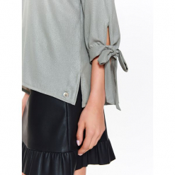 BLUZKA ELEGANCKA DAMSKA Z POŁYSKUJĄCEJ TKANINY. Brązowe bluzki damskie Top Secret, bez wzorów, z tkaniny, eleganckie, z koszulowym kołnierzykiem, bez rękawów. W wyprzedaży za 39,99 zł.