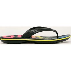 Crocs - Japonki. Czarne klapki damskie Crocs, bez wzorów, z gumy, bez obcasa. W wyprzedaży za 89,90 zł.