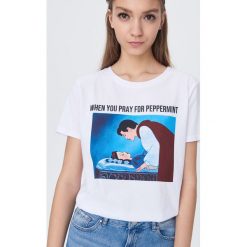 Koszulka Disney z napisem - Biały. Białe koszulki damskie Sinsay, s, z napisami, bez kołnierzyka, bez rękawów. Za 29,99 zł.