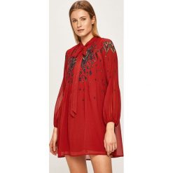 Pepe Jeans - Sukienka Pitu. Czerwone sukienki damskie Pepe Jeans, na co dzień, s, z nadrukiem, z poliesteru, casualowe, bez kołnierzyka, z długim rękawem, długie, mini, proste. Za 439,90 zł.
