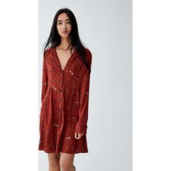 Szmizjerka z klapami. Czerwone koszule damskie Pull&Bear, bez wzorów, bez kołnierzyka, z długim rękawem. Za 89,90 zł.